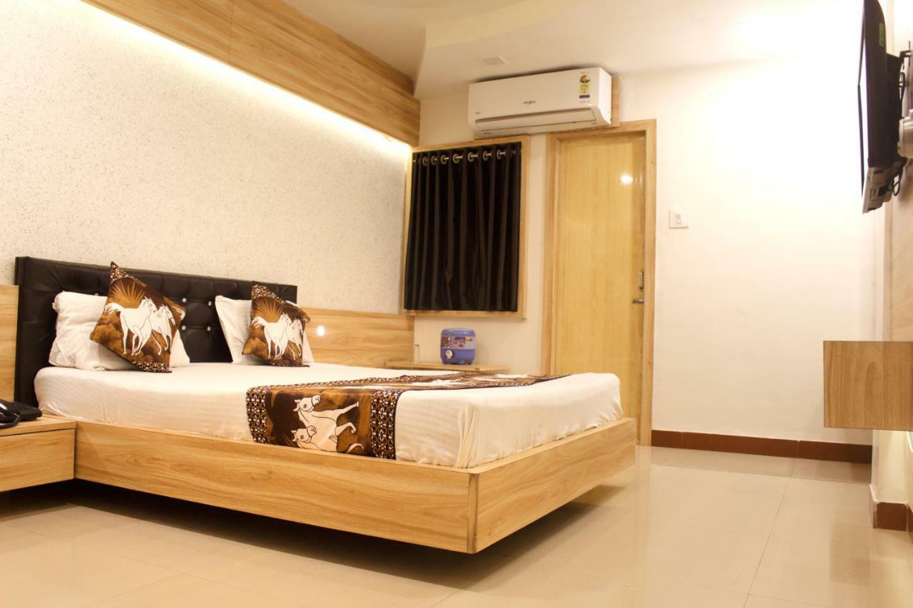 Hotel Shri Radhe Somnath Exterior photo