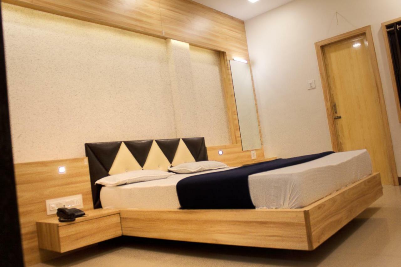 Hotel Shri Radhe Somnath Exterior photo