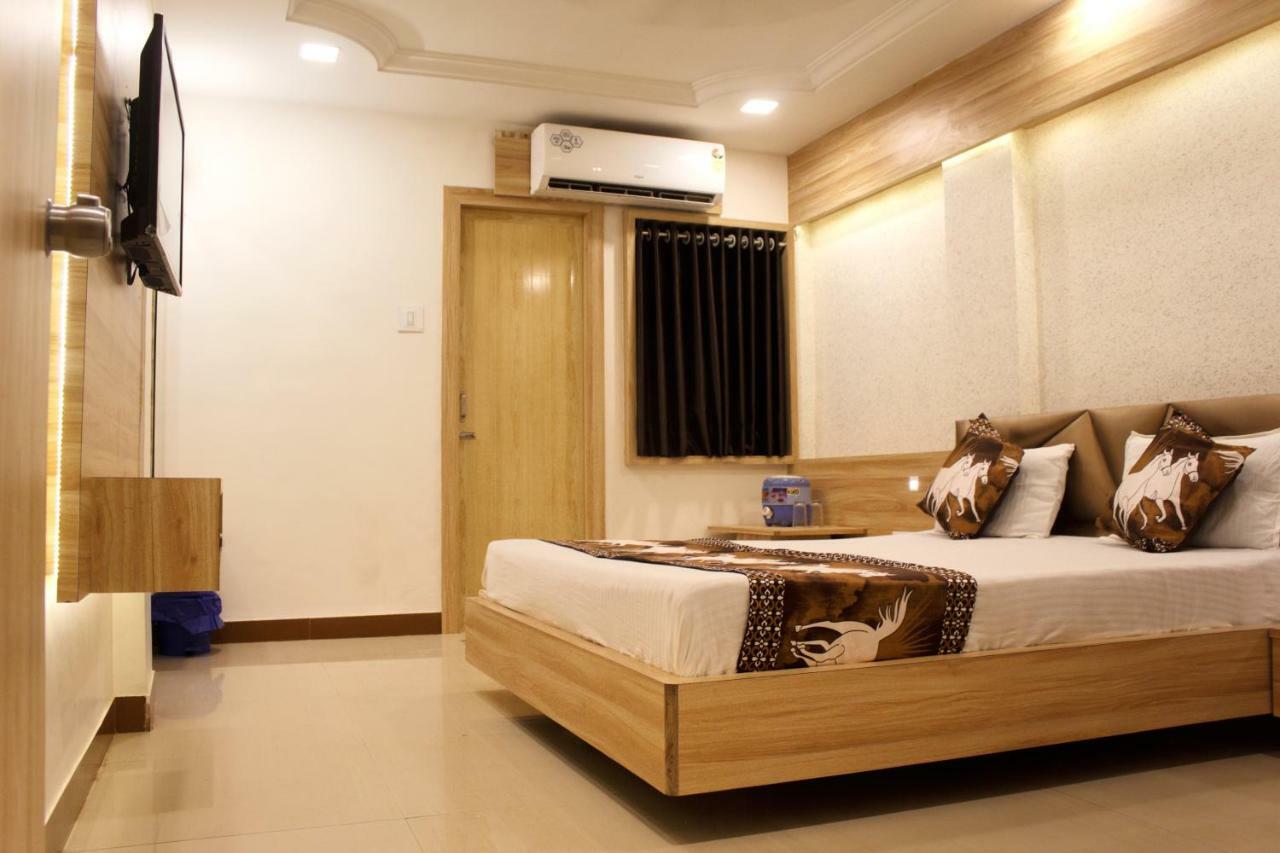 Hotel Shri Radhe Somnath Exterior photo